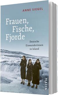 Das Buchcover zeigt drei Frauen in historischen Kleidern, die in einer kalten, eisigen Landschaft stehen. Der Hintergrund ist geprägt von schneebedeckten Fjorden unter einem hellen, blauen Himmel. Der Titel „Frauen, Fische, Fjorde“ ist in auffälliger, weißer Schrift am oberen Rand platziert, gefolgt vom Untertitel „Deutsche Einwanderinnen in Island“. Am unteren Rand befindet sich das Verlagslogo „MALIK“. Die Atmosphäre vermittelt ein Gefühl von Entdeckung und Stärke.