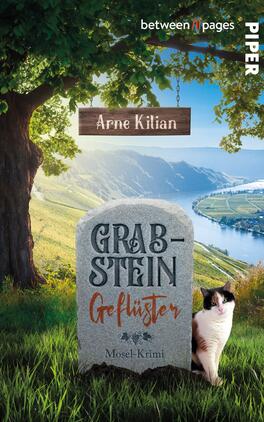 Das Buchcover zeigt einen sonnigen Moselhang mit Reben und Fluss im Hintergrund; im Vordergrund ein verwitterter Grabstein mit der Titelschrift „Grabstein“ in steingravierter, verschnörkelter Serifenschrift und „Geflüster“ in roter, handschriftlich wirkender Schrift, darunter klein „Mosel‑Krimi“. Rechts neben dem Stein sitzt eine schwarz‑weiße Katze. Ein hängerndes Holzschild am Baum oben trägt den Autorennamen „Arne Kilian“. Atmosphäre idyllisch und zugleich geheimnisvoll.