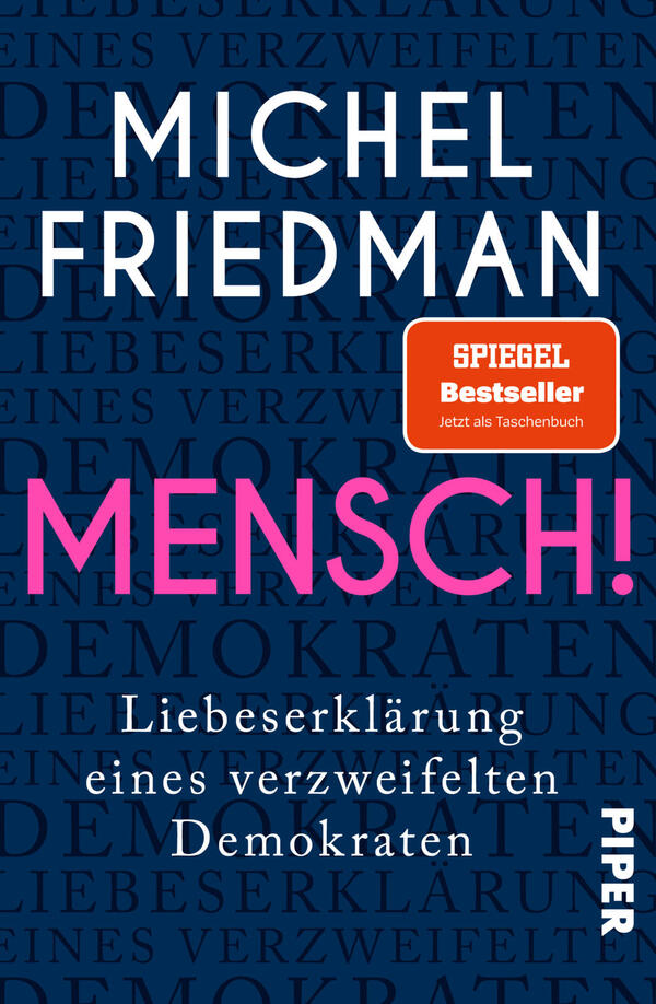 Das Buchcover zeigt einen dunkelblauen Hintergrund mit wiederholtem, dezent verblasstem Wortmuster „LIEBESERKLÄRUNG EINES VERZWEIFELTEN DEMOKRATEN“. Oben steht in großen weißen Großbuchstaben der Name „MICHEL FRIEDMAN“. Mittig groß und auffällig in kräftigem Pink steht „MENSCH!“. Darunter in weißer Serifenschrift der Untertitel „Liebeserklärung eines verzweifelten Demokraten“. Verlagslogo nicht beschrieben.