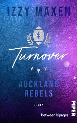 Das Buchcover zeigt eine dynamische Hintergrundfarbe in Blau und Violett, die an einen Sportplatz erinnert. In der Mitte befindet sich ein stilisierter Football, umgeben von Lorbeerzweigen. Der Titel „Turnover“ ist in geschwungener, weißer Schrift prominent platziert, während die Buchdetails „AUCKLAND REBELS“ in klarer, blauer Schrift darunter stehen. Der Name der Autorin „IZZY MAXEN“ ist oben in kräftigen Buchstaben abgedruckt. Am unteren Rand ist „PIPER“ und „between // pages“ in kleinerer Schrift zu sehen.