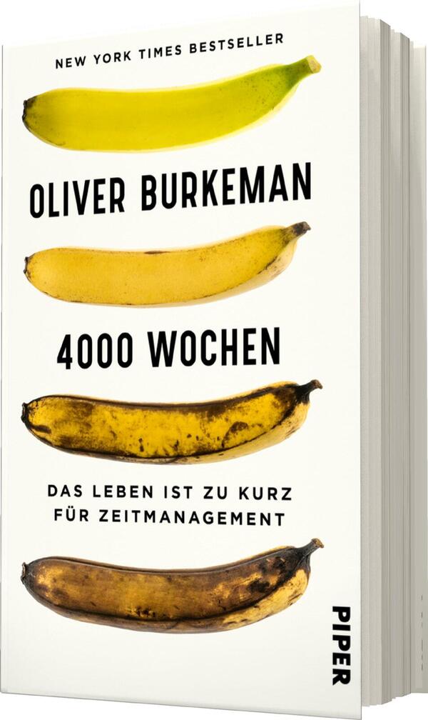 Das Buchcover zeigt eine Anordnung von vier Bananen in unterschiedlichen Reifegraden, von hellgrün bis braun, auf einem weißen Hintergrund. Der Titel „4000 Wochen“ ist prominent in großen, schwarzen Buchstaben platziert, während der Autor „Oliver Burkeman“ darüber in einer etwas kleineren Schriftgröße steht. Unter dem Titel befindet sich der Untertitel „DAS LEBEN IST ZU KURZ FÜR ZEITMANAGEMENT“ ebenfalls in Schwarz. Das Cover vermittelt eine minimalistische und nachdenkliche Atmosphäre.