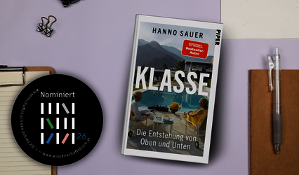 "Klasse" von Hanno Sauer liegt mit Schreibutensilien auf einem Tisch. Der nominiert-Button Shortlist für das Wissenschaftsbuch des Jahres 2026 ist in der linken unteren Ecke zu sehen.
