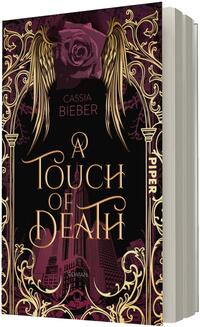 Das Buchcover zeigt ein dunkles, barock verziertes Design in Schwarz, Dunkelrot und Gold mit floralen Ornamenten und goldenen Engelsflügeln oben. Zentraler Titel in geschwungener goldener Typografie: „A Touch of Death“. Autorname „Cassia Bieber“ steht in kleiner roter Schrift oberhalb, darunter in dunklem Rot angedeutete Wolkenkratzer und die Wortmarke „Roman“. Auf dem Buchrücken vertikal „PIPER“.
