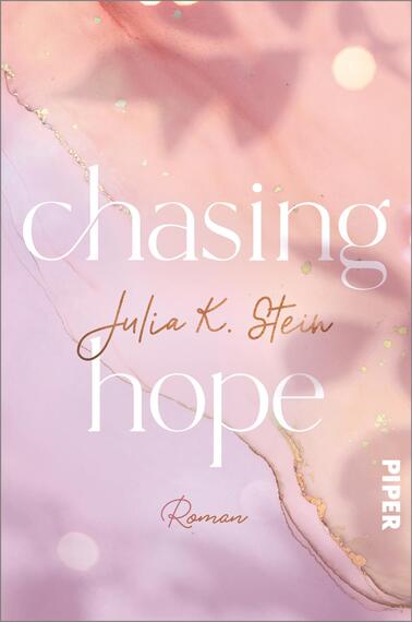 Das Buchcover zeigt einen sanften, pastellfarbenen Hintergrund in Rosatönen, der durch goldene Akzente belebt wird. Im Vordergrund steht der Titel „chasing hope“ in einer eleganten, modernen Schrift, wobei „hope“ besonders betont ist. Darunter befindet sich der Name der Autorin „Julia K. Stein“ in schlichter Schrift. Am unteren Rand ist das Wort „Roman“ in kleinerer Schriftgröße platziert. Die Gesamtatmosphäre des Covers vermittelt einen Eindruck von Hoffnung und Leichtigkeit.