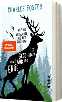 Das Buchcover zeigt einen majestätischen Hirsch in Silhouette, der in der Mitte des Covers steht. Um ihn herum fliegen stilisierte Vögel. Der Hintergrund ist in sanften Blau- und Grüntönen gehalten, die eine Waldlandschaft darstellen. Oben steht in blauer Schrift „CHARLES FOSTER“ und darunter in einer Mischung aus großen und kleinen Buchstaben „DER GESCHMACK VON LAUB UND ERDE“. Eine rote Auszeichnung mit dem Text „SPIEGEL Bestseller“ hebt sich am linken Rand ab. Am unteren Rand ist das Verlagslogo „PIPER“ zu sehen.