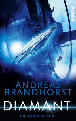 Das Buchcover zeigt in einem futuristischen Setting eine dynamische Raumschiff-Silhouette, die in energischen Bewegungen dargestellt ist. Die Farbpalette dominiert in verschiedenen Blautönen mit hellen, leuchtenden Akzenten, die eine mysteriöse Atmosphäre schaffen. Der Titel „DIAMANT“ und der Autor „ANDREAS BRANDHORST“ sind in klarer, moderner Typografie gestaltet, wobei der Titel in einem auffälligen, großen Schriftzug hervorsticht. Rechts oben ist das Verlagslogo „PIPER“ in kleinerer Schrift platziert.