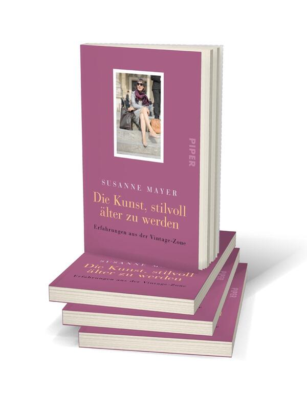 Bücherstapel des Buches „Die Kunst, stilvoll älter zu werden“