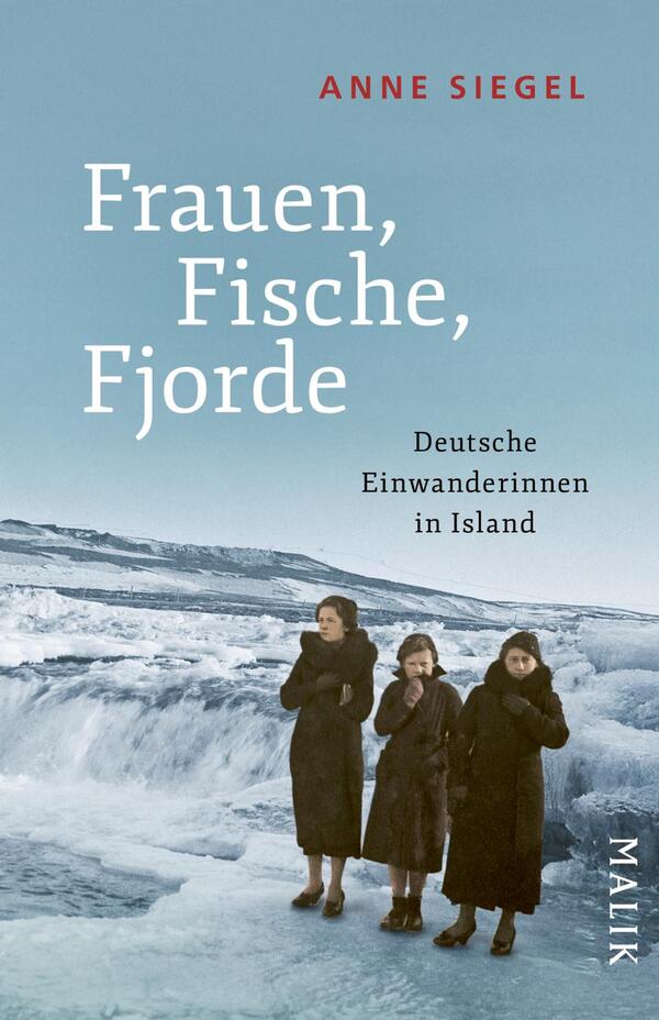 Das Buchcover zeigt drei Frauen in dunkler Kleidung, die sich vor einer winterlichen, schneebedeckten Landschaft mit Fjorden aufstellen. Der Himmel ist hellblau, was einen kalten, aber klaren Eindruck vermittelt. In der oberen Mitte steht der Titel „Frauen, Fische, Fjorde“ in weißer Schrift, darüber der Autorennamen „Anne Siegel“ in roter Schrift. Unter dem Titel befindet sich der Untertitel „Deutsche Einwanderinnen in Island“ in grauer Schrift. Die Atmosphäre des Covers vermittelt eine Verbindung zur Natur und die Geschichte der Einwanderer.