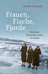 Das Buchcover zeigt drei Frauen in dunkler Kleidung, die sich vor einer winterlichen, schneebedeckten Landschaft mit Fjorden aufstellen. Der Himmel ist hellblau, was einen kalten, aber klaren Eindruck vermittelt. In der oberen Mitte steht der Titel „Frauen, Fische, Fjorde“ in weißer Schrift, darüber der Autorennamen „Anne Siegel“ in roter Schrift. Unter dem Titel befindet sich der Untertitel „Deutsche Einwanderinnen in Island“ in grauer Schrift. Die Atmosphäre des Covers vermittelt eine Verbindung zur Natur und die Geschichte der Einwanderer.