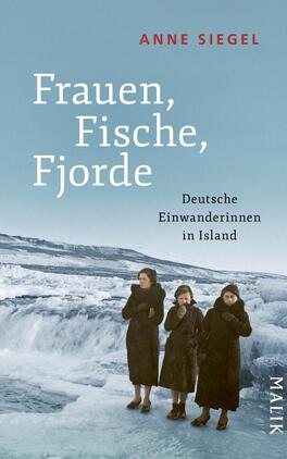 Das Buchcover zeigt drei Frauen in dunkler Kleidung, die sich vor einer winterlichen, schneebedeckten Landschaft mit Fjorden aufstellen. Der Himmel ist hellblau, was einen kalten, aber klaren Eindruck vermittelt. In der oberen Mitte steht der Titel „Frauen, Fische, Fjorde“ in weißer Schrift, darüber der Autorennamen „Anne Siegel“ in roter Schrift. Unter dem Titel befindet sich der Untertitel „Deutsche Einwanderinnen in Island“ in grauer Schrift. Die Atmosphäre des Covers vermittelt eine Verbindung zur Natur und die Geschichte der Einwanderer.