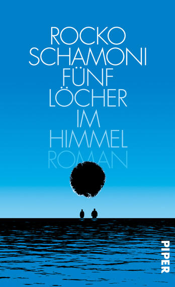 Das Buchcover zeigt einen klaren, blauen Himmel, der von tiefblauen Wasserflächen begleitet wird. In der Mitte des Covers umfängt eine große, schwarze Kugel, die einen intensiven Kontrast zu den helleren Farbtönen bildet. Darunter stehen zwei stilisierte Figuren, die in eine Richtung blicken. Der Titel „FÜNF LÖCHER IM HIMMEL“ von Rocko Schamoni ist in großen, weißen Buchstaben prominent platziert, gefolgt von dem Wort „ROMAN“. Die gesamte Gestaltung vermittelt eine melancholische und nachdenkliche Atmosphäre.