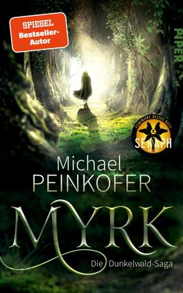 Das Buchcover zeigt eine geheimnisvolle Waldszene mit sanftem, grünlichem Licht, das durch dichte Baumkronen strahlt. Eine schattenhafte Figur mit einem Umhang steht im Vordergrund und blickt in den Wald hinein. Der Titel „MYRK“ ist in eleganter, geschwungener Schrift in kräftigem Silber gehalten, während der Autor „Michael Peinkofer“ in weißer Schrift darüber steht. Ein rotes Sticker-Label „SPIEGEL Bestseller-Autor“ befindet sich oben links, und ein weiteres Rundsymbol mit der Aufschrift „Seraph“ ist unten rechts platziert. Die Atmosphäre vermittelt ein Gefühl von Abenteuer und Geheimnis.