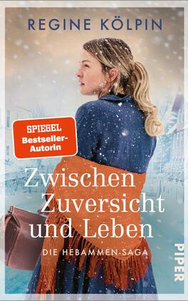 Das Buchcover zeigt eine junge Frau mit langen, blonden Haaren, die in einem warmen, blauen Kleid und einem orangefarbenen Schal gekleidet ist. Sie steht in einer verschneiten Landschaft, mit Blick über die Schulter. Der Titel „Zwischen Zuversicht und Leben“ ist in großer, weißer Schrift im unteren Drittel platziert, während der Zusatz „Die Hebammen-Saga“ in kleineren Buchstaben darunter steht. Oben im Cover steht der Name der Autorin, Regine Kölpin, und ein rotes Label weist auf die Auszeichnung „SPIEGEL Bestseller-Autorin“ hin. Die Farbpalette wirkt warm und einladend, vermittelt eine nostalgische Atmosphäre.