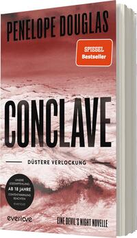 Das Buchcover zeigt einen schneebedeckten, düsteren Landschaftshorizont in verschiedenen Rottönen, der eine mysteriöse Atmosphäre vermittelt. Zentral steht der Titel „CONCLAVE“ in großen, schwarzen Buchstaben, darunter der Untertitel „Düstere Verlockung“ in kleinerer Schrift. Der Name der Autorin, Penelope Douglas, ist prominent oben platziert. Ein orangefarbener Aufkleber mit dem Text „SPIEGEL Bestseller“ befindet sich oben rechts, während ein schwarzes Siegel mit der Lesempfehlung „AB 18 JAHRE“ am unteren Rand zu sehen ist.
