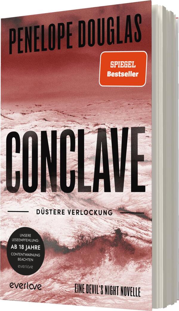 Das Buchcover zeigt einen schneebedeckten, düsteren Landschaftshorizont in verschiedenen Rottönen, der eine mysteriöse Atmosphäre vermittelt. Zentral steht der Titel „CONCLAVE“ in großen, schwarzen Buchstaben, darunter der Untertitel „Düstere Verlockung“ in kleinerer Schrift. Der Name der Autorin, Penelope Douglas, ist prominent oben platziert. Ein orangefarbener Aufkleber mit dem Text „SPIEGEL Bestseller“ befindet sich oben rechts, während ein schwarzes Siegel mit der Lesempfehlung „AB 18 JAHRE“ am unteren Rand zu sehen ist.