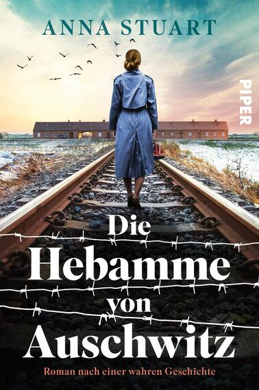 Das Buchcover zeigt eine Frau mit einem hellblauen Mantel, die auf einem Gleis steht. Der Hintergrund zeigt eine winterliche Landschaft mit einem grauen Himmel und den Umrissen von Gebäuden, die an ein Lager erinnern. Über dem Titel „Die Hebamme von Auschwitz“ sind Vögel zu sehen, die in den Himmel fliegen. Die Typografie des Titels ist groß und in weiß, umgeben von einer schmalen, schwarzen Linie, die eine klare und eindringliche Atmosphäre erzeugt. Am Fuß des Covers steht „Roman nach einer wahren Geschichte“ in kleinerer Schrift.