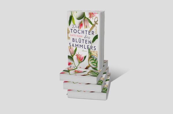 Bücherstapel des Buches „Die Tochter des Blütensammlers“