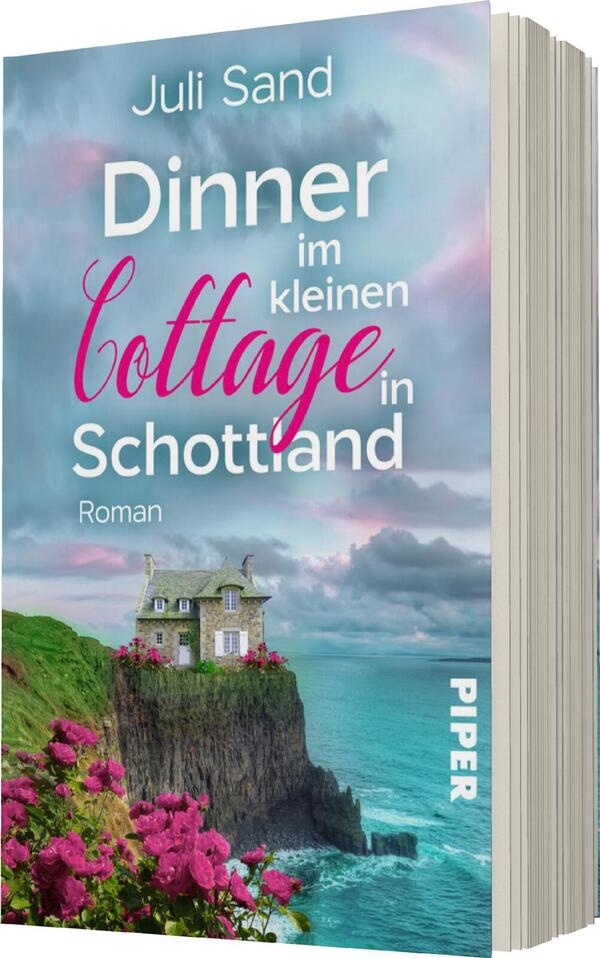 Das Buchcover zeigt eine malerische Küstenlandschaft in Schottland. Im Vordergrund befindet sich eine steile grüne Klippe, auf der eine kleine, charmante Cottage steht, umgeben von blühenden pinken Blumen. Der Himmel ist in sanften Rosa- und Blautönen gehalten. Der Titel „Dinner im kleinen cottage in Schottland“ erscheint in verspielter Schriftweise, wobei „Dinner“ und „cottage“ betont und in unterschiedlichen Farben hervorgehoben sind. Der Autor „Juli Sand“ ist am oberen Rand platziert, und das Wort „Roman“ ist in kleiner Schrift unter dem Titel zu finden.
