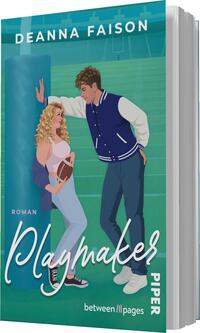 Das Buchcover zeigt eine romantische Szene auf einem Footballfeld. Im Vordergrund stehen zwei junge Erwachsene: eine blonde Frau in einem hellen Oberteil und einer blauen Jacke, die einen Football hält, und ein Mann mit lockigem braunem Haar in einem blauen, sportlichen Outfit. Der Hintergrund ist in verschiedenen Grüntönen gehalten, was die sportliche Atmosphäre unterstreicht. Der Titel „Playmakers“ ist in großen, geschwungenen Buchstaben in Weiß gehalten, der Verweis „Roman“ steht darüber. Der Autorennamen Deanna Faison ist oben platziert.