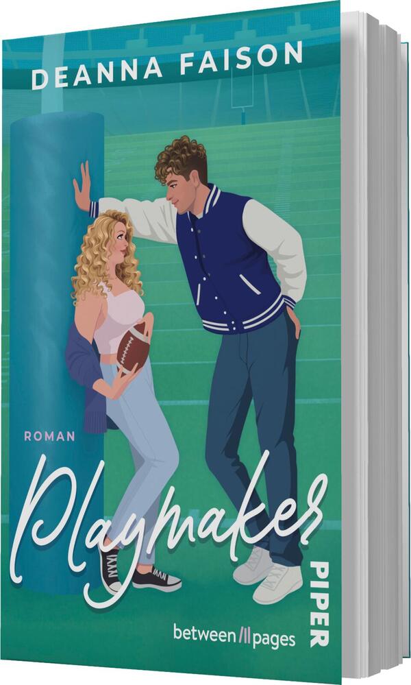 Das Buchcover zeigt eine romantische Szene auf einem Footballfeld. Im Vordergrund stehen zwei junge Erwachsene: eine blonde Frau in einem hellen Oberteil und einer blauen Jacke, die einen Football hält, und ein Mann mit lockigem braunem Haar in einem blauen, sportlichen Outfit. Der Hintergrund ist in verschiedenen Grüntönen gehalten, was die sportliche Atmosphäre unterstreicht. Der Titel „Playmakers“ ist in großen, geschwungenen Buchstaben in Weiß gehalten, der Verweis „Roman“ steht darüber. Der Autorennamen Deanna Faison ist oben platziert.