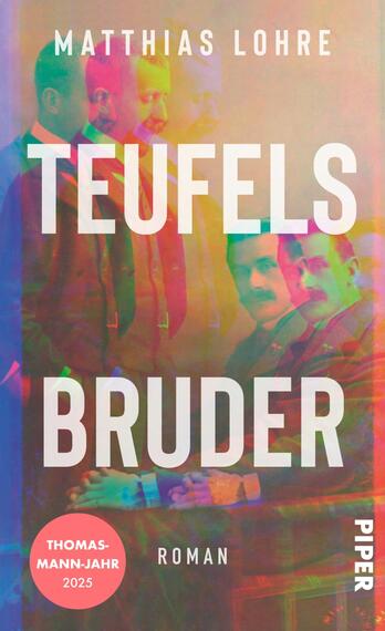Das Buchcover zeigt ein verschwommenes, farbintensives Bild von mehreren Personen in historischen Anzügen, das ein Gefühl von Nostalgie und Geheimnis vermittelt. Der Titel „TEUFELS BRUDER“ steht in großem, weißem Schriftzug im Vordergrund, während der Autorenname „MATTHIAS LOHRE“ in kleinerer Schrift darüber platziert ist. Die Gesamtkomposition nutzt lebendige Farben wie Rot und Blau, die auf eine dramatische Stimmung hinweisen. Unten links ist der Hinweis „THOMAS-MANN-JAHR 2025“ sichtbar, gefolgt vom Verlagsnamen „PIPER“.