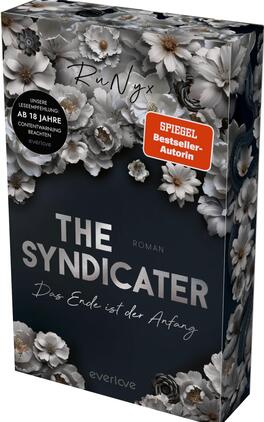 The Syndicater – Das Ende ist der Anfang Das Buchcover zeigt ein dunkles, fast schwarz-blaues Feld, umrahmt oben und unten von dichten, weiß‑grauen Blüten mit goldenen Blütenkernen. Große, silbern‑metallische Großbuchstaben zeigen den Titel THE SYNDICATER, darüber klein „ROMAN“, darunter in kalligrafischer Handschrift die Unterzeile „Das Ende ist der Anfang“. Oben handschriftliche Autorenbezeichnung „RuNyx“, stilistisch kontrastreich, düster‑elegant, modern mit dezent glänzender Typografie.