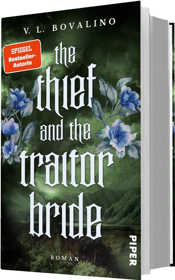 Das Buchcover zeigt einen dunkelgrünen, nebligen Landschaftshintergrund mit blau-violetten Blumen im Vordergrund. Oben steht der Autorenname „V. L. Bovalino“. Der Titel „the thief and the traitor bride“ ist mittig in großer weißer, gotischer, ornamentaler Schrift gesetzt. Ein orangefarbener Aufkleber-Button links oben trägt die Aufschrift „SPIEGEL Bestseller-Autorin“. Unten steht klein „ROMAN“. Gesamtwirkung: geheimnisvoll, düster-romantisch.