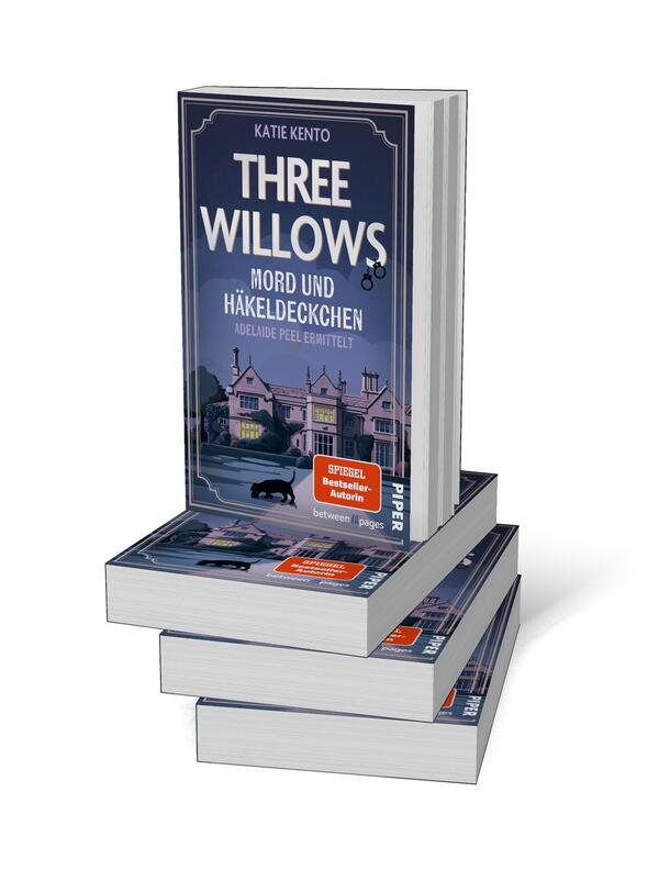 Bücherstapel des Buches „Three Willows: Mord und Häkeldeckchen“