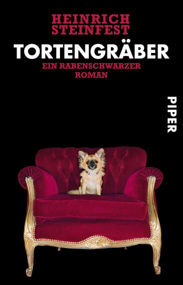 Das Buchcover zeigt einen schwarzen Hintergrund, vor dem ein elegantes, tief rotes Sofa im Barockstil steht. Auf dem Sofa sitzt ein kleiner Hund, der eine neugierige Ausstrahlung hat. Der Titel „TORTENGRÄBER“ in großen weißen Buchstaben dominiert den oberen Bereich, während der Untertitel „Ein rabenschwarzer Roman“ in einer kleineren weißen Schrift darunter zu finden ist. Der Autor „HEINRICH STEINFEST“ ist ebenfalls in einer auffälligen roten Schrift platziert. Das Verlagslogo „PIPER“ erscheint in weißer Schrift an der rechten Seite.