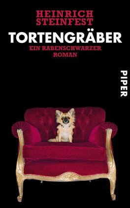 Das Buchcover zeigt einen schwarzen Hintergrund, vor dem ein elegantes, tief rotes Sofa im Barockstil steht. Auf dem Sofa sitzt ein kleiner Hund, der eine neugierige Ausstrahlung hat. Der Titel „TORTENGRÄBER“ in großen weißen Buchstaben dominiert den oberen Bereich, während der Untertitel „Ein rabenschwarzer Roman“ in einer kleineren weißen Schrift darunter zu finden ist. Der Autor „HEINRICH STEINFEST“ ist ebenfalls in einer auffälligen roten Schrift platziert. Das Verlagslogo „PIPER“ erscheint in weißer Schrift an der rechten Seite.