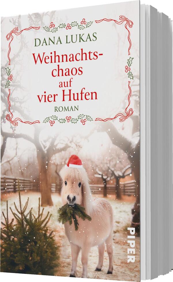 Das Buchcover zeigt ein niedliches, weißes Pony mit einem roten Weihnachtsmütze und einer grünen Girlande um den Hals, das in einer winterlichen Landschaft steht. Im Hintergrund sind schneebedeckte Bäume und ein Holzstall zu sehen. Der Titel „Weihnachtschaos auf vier Hufen“ ist in einer lebhaften roten Schrift gehalten und wird von grünem Laub umrahmt. Darunter steht „Roman“ in kleinerer Schriftgröße. Der Name der Autorin, Dana Lukas, ist ebenfalls prominent oben auf dem Cover platziert.