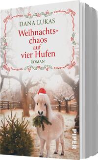 Das Buchcover zeigt ein niedliches, weißes Pony mit einem roten Weihnachtsmütze und einer grünen Girlande um den Hals, das in einer winterlichen Landschaft steht. Im Hintergrund sind schneebedeckte Bäume und ein Holzstall zu sehen. Der Titel „Weihnachtschaos auf vier Hufen“ ist in einer lebhaften roten Schrift gehalten und wird von grünem Laub umrahmt. Darunter steht „Roman“ in kleinerer Schriftgröße. Der Name der Autorin, Dana Lukas, ist ebenfalls prominent oben auf dem Cover platziert.