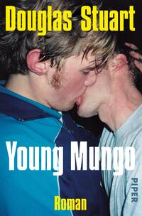 Das Buchcover zeigt zwei junge Männer, die sich küssen, vor einem unscharfen Hintergrund. Die Farben sind lebendig, mit dominierenden Blau- und Gelbtönen. Der Titel „Young Mungo“ ist in großen, weißen Buchstaben zentriert auf dem Cover platziert, während der Autorennamen „Douglas Stuart“ in leuchtendem Gelb oben steht. Das Gesamtbild vermittelt eine emotionale, intime Atmosphäre und spiegelt die Themen des Romans wider.
