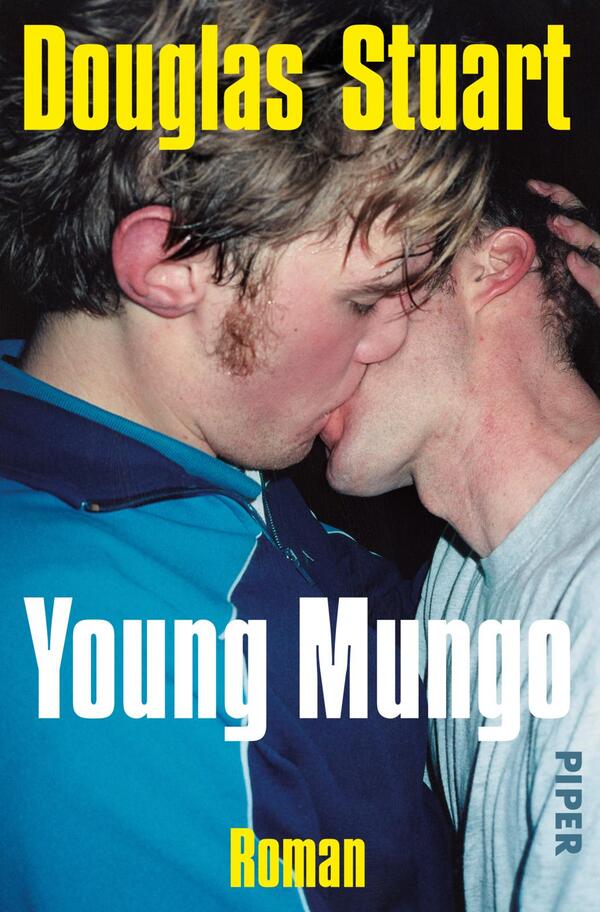 Das Buchcover zeigt zwei junge Männer, die sich küssen, vor einem unscharfen Hintergrund. Die Farben sind lebendig, mit dominierenden Blau- und Gelbtönen. Der Titel „Young Mungo“ ist in großen, weißen Buchstaben zentriert auf dem Cover platziert, während der Autorennamen „Douglas Stuart“ in leuchtendem Gelb oben steht. Das Gesamtbild vermittelt eine emotionale, intime Atmosphäre und spiegelt die Themen des Romans wider.