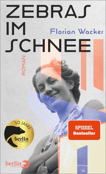 Das Buchcover zeigt eine stilisierte Portraitgrafik einer Frau in Schwarz-Weiß, die leicht nach links blickt. Der Titel „ZEBRAS IM SCHNEE“ ist in großen, schwarzen Buchstaben platziert, während der Autor „Florian Wacker“ in zarterer Schrift darüber steht. Rote geometrische Formen und ein blauer Farbverlauf schaffen visuelle Spannung. Unten rechts befindet sich ein rotes Kästchen mit dem Wort „SPIEGEL Bestseller“. Oben links zeigt ein goldener Kreis die Aufschrift „30 Jahre berlin verlag“. Die gesamte Gestaltung vermittelt eine zeitgenössische, lebendige Atmosphäre.