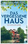Das Buchcover zeigt ein idyllisches, rotes Holzhaus am Ufer eines Sees, umgeben von grüner Vegetation und Bäumen. Im oberen Bereich des Covers strahlen hellblaue und weiße Farben, die eine frische, klare Atmosphäre erzeugen. Die Titelzeile „DAS VERGESSENE HAUS“ ist in großen, fetten, blauen Buchstaben gehalten und hebt sich deutlich vom Hintergrund ab. Darunter befindet sich der Untertitel „Ein Gotland-Krimi“ in eleganter, leichter Schrift. Oben links steht der Name der Autorin, Marianne Cedervall, in schlichter Schrift.