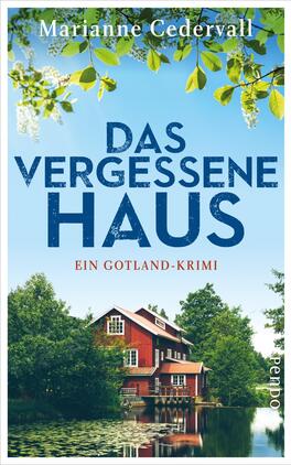 Das Buchcover zeigt ein idyllisches, rotes Holzhaus am Ufer eines Sees, umgeben von grüner Vegetation und Bäumen. Im oberen Bereich des Covers strahlen hellblaue und weiße Farben, die eine frische, klare Atmosphäre erzeugen. Die Titelzeile „DAS VERGESSENE HAUS“ ist in großen, fetten, blauen Buchstaben gehalten und hebt sich deutlich vom Hintergrund ab. Darunter befindet sich der Untertitel „Ein Gotland-Krimi“ in eleganter, leichter Schrift. Oben links steht der Name der Autorin, Marianne Cedervall, in schlichter Schrift.