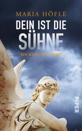 Das Buchcover zeigt eine lichtdurchflutete, dramatische Himmelslandschaft in Blau- und Grautönen. Im Vordergrund ist eine eindrucksvolle Engelsstatue abgebildet, deren Gesicht und Flügel detailreich gestaltet sind. Der Titel „DEIN IST DIE SÜHNE“ hebt sich in großen, weißen Buchstaben ab und wird von einem goldenen Untertitel „Ein Kufstein-Krimi“ ergänzt. Oben steht der Name der Autorin Maria Höfle in schlichtem Weiß. Die Gesamtatmosphäre vermittelt Spannung und Mystik.