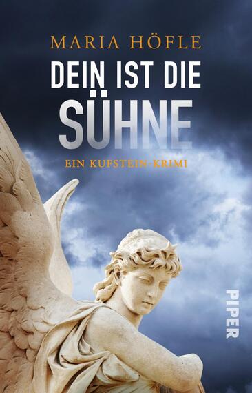 Das Buchcover zeigt eine lichtdurchflutete, dramatische Himmelslandschaft in Blau- und Grautönen. Im Vordergrund ist eine eindrucksvolle Engelsstatue abgebildet, deren Gesicht und Flügel detailreich gestaltet sind. Der Titel „DEIN IST DIE SÜHNE“ hebt sich in großen, weißen Buchstaben ab und wird von einem goldenen Untertitel „Ein Kufstein-Krimi“ ergänzt. Oben steht der Name der Autorin Maria Höfle in schlichtem Weiß. Die Gesamtatmosphäre vermittelt Spannung und Mystik.