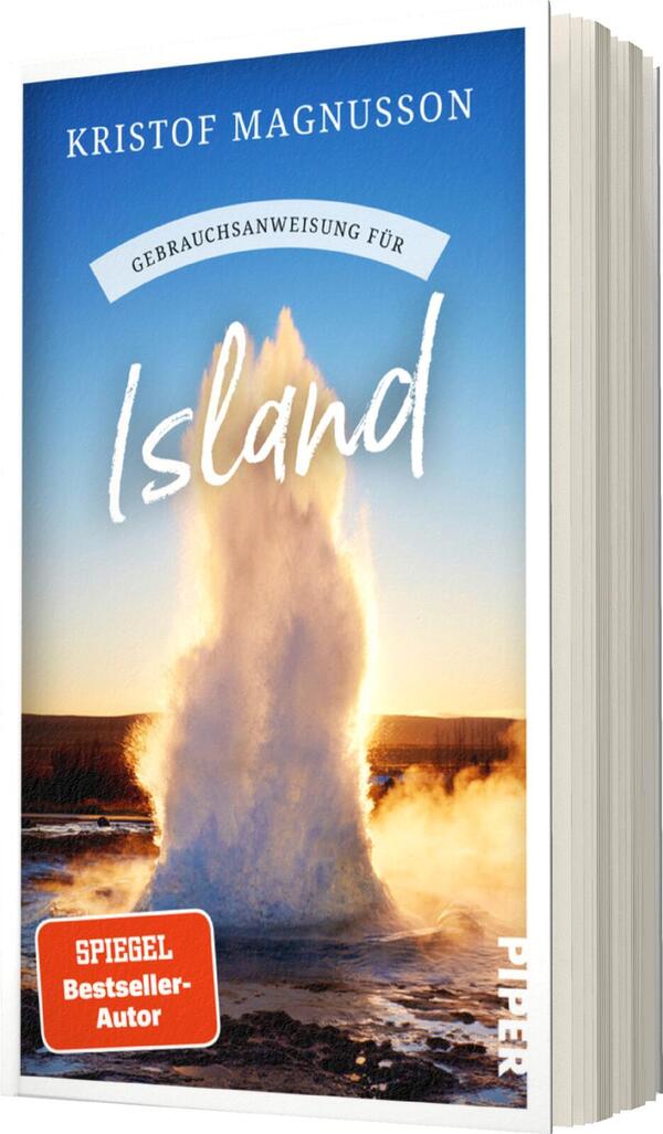 Das Buchcover zeigt eine beeindruckende Geysir-Eruption vor einer Landschaft, die von sanften Hügeln und einem strahlend blauen Himmel umrahmt wird. Der Titel „Island“ ist in geschwungener, weißer Schrift platziert und wird von der Darstellung des Geysirs visuell unterstützt. Darüber steht in deutlichen, blauen Buchstaben „Gebrauchsanweisung für“. Der Autorname „Kristof Magnusson“ befindet sich am oberen Rand. Im unteren Bereich ist in einem roten Rechteck „SPIEGEL Bestseller-Autor“ vermerkt. Die Farbgestaltung vermittelt eine lebendige und einladende Atmosphäre.