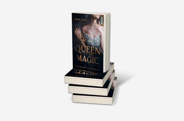 Bücherstapel des Buches „Queen of Magic – Das Zeichen der Königin“