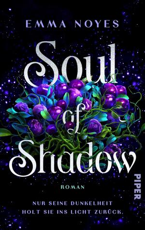 Das Buchcover zeigt einen mystischen, mitternachtsblauen Hintergrund, auf dem eine üppige Ansammlung von lila und grünen Pflanzen zu erkennen ist. Im Vordergrund prangt der Titel „Soul of Shadow“ in eleganter, verschnörkelter Schrift, die hell erstrahlt. Darunter befindet sich der Zusatz „Roman“ sowie der Satz „Nur seine Dunkelheit holt sie ins Licht zurück“ in schlichter Schrift. Der Name der Autorin, Emma Noyes, ist oben auf dem Cover platziert.