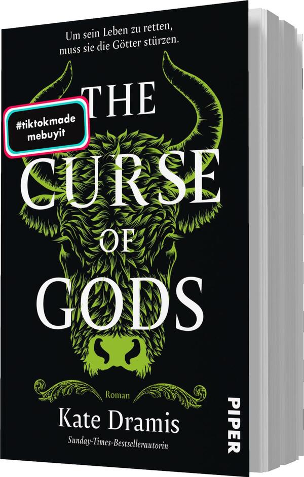 Das Buchcover zeigt einen dunklen Hintergrund mit einem großen, stylisierten Wolfsgesicht in kräftigen Grüntönen. Der Titel „THE CURSE OF GODS“ ist prominent in weißer, eleganter Typografie platziert. Oben steht der Satz „Um sein Leben zu retten, muss sie die Götter stürzen.“ In der unteren Ecke findet sich der Autorennamen Kate Dramis sowie der Hinweis „Roman“. Ein runder, heller Badge enthält den Text „Vorläufiges Cover“. Ein weiteres farbiges Banner mit der Aufschrift „#itokmade mebuyit“ ist ebenfalls vorhanden.