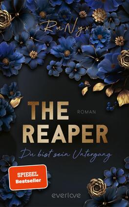 Das Buchcover zeigt eine dunkle Hintergrundfarbe, die von einer Vielzahl in Blau- und Goldtönen gestalteter Blumen umrahmt wird. In der Mitte prangt der Titel „THE REAPER“ in großen, goldenen Buchstaben, darunter steht „ROMAN“ in etwas kleinerer Schrift. Der Untertitel „Du bist sein Untergang“ ist in geschwungener, heller Schrift am unteren Rand platziert. Oben links befindet sich der Autorenname „RuNyx“. Eine runde Leiste mit der Aufschrift „UNSERE LESEEMPFEHLUNG: AB 18 JAHRE CONTENTWARNUNG BEACHTEN“ ergänzt das Cover.