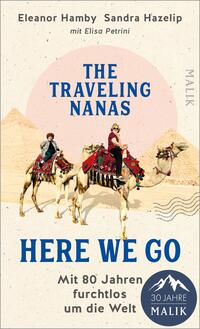 Das Buchcover zeigt zwei ältere Frauen, die auf Kamelen sitzen und mit bunten Tüchern und dekorativen Sätteln geschmückt sind. Im Hintergrund sind Pyramiden vor einem hellen, runden Himmel erkennbar. Der Titel „THE TRAVELING NANAS“ ist in großen, blauen Buchstaben oben platziert, während „HERE WE GO“ in einer etwas kleineren, rosanen Schrift darunter steht. Der Untertitel „Mit 80 Jahren furchtlos um die Welt“ ist in einer dezenten, grauen Schrift gehalten. Die Farbgebung vermittelt eine warme, abenteuerliche Atmosphäre.