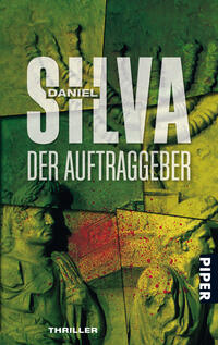 Das Buchcover zeigt eine künstlerische Komposition in verschiedenen Grüntönen mit grafischen Elementen, die an Statuen und antike Skulpturen erinnern. Der Titel „DER AUFTRAGGEBER“ ist prominent in großen, weißen Buchstaben platziert, während der Autorennamen „DANIEL SILVA“ in kleineren Lettern darüber steht. Rote Farbspritzer im unteren Bereich verleihen dem Cover eine dramatische Atmosphäre. In der unteren rechten Ecke befindet sich das Wort „THRILLER“ in weißer Schrift auf schwarzem Hintergrund.