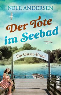 Das Buchcover zeigt eine malerische Szenerie mit einem steinernen Steg, der über einen ruhigen See führt. Im Hintergrund sind üppige Baumgruppen und ein blauer Himmel mit einigen Wolken und fliegenden Möwen zu sehen. Der Titel „Der Tote im Seebad“ ist prominent in einer verspielten Schriftart in Rot und Blau platziert. Unter dem Titel steht in kleinerer Schrift „Ein Ostsee-Krimi“. Die Atmosphäre vermittelt eine Mischung aus Ruhe und Spannung.