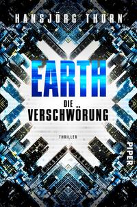 Das Buchcover zeigt eine dynamische Kombination aus blauen und grauen Farbtönen, die eine futuristische Stadtansicht mit Hochhäusern darstellt. Im Mittelpunkt steht der Titel „EARTH“ in großen, auffälligen Buchstaben, die von einem hellen, elektrisierenden Glühen umrandet sind. Darunter befindet sich der Untertitel „die Verschwörung“ in schwarzer Schrift, gefolgt von der Genrebezeichnung „Thriller“ in kleineren Buchstaben. Der Name des Autors, Hansjörg Thurn, erscheint oben in einer schlichten Schriftart. Die Gestaltung erzeugt eine spannende, geheimnisvolle Atmosphäre.