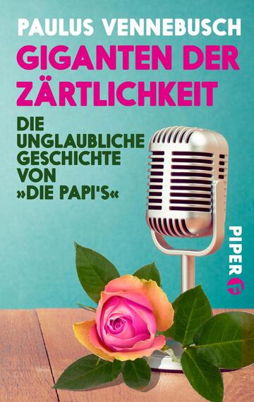 Das Buchcover zeigt einen hellblauen Hintergrund und eine stilisierte Mikrofon-Abbildung in der Mitte. Über dem Mikrofon steht der Titel „Giganten der Zärtlichkeit“ in großen, pinken Lettern. Darunter folgt der Untertitel „Die unglaubliche Geschichte von „Die Papi's““ in schwarzer Schrift. Im Vordergrund liegt eine rosa Blume auf einer Holzoberfläche, umgeben von grünen Blättern, was eine freundliche und einladende Atmosphäre schafft. Oben links ist der Autor Paulus Vennebusch genannt, und unten rechts ist das Verlagslogo 'Piper' in Weiß zu sehen.