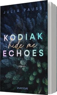 Das Buchcover zeigt eine bewaldete Landschaft in tiefen Grüntönen, die im Hintergrund leicht verschwommen wirkt. Über einem dunklen Hintergrund heben sich die Titelworte „KODIAK“ und „ECHOES“ in großen, modernen Schriftarten ab, wobei „hide me“ in einer eleganten, handschriftlichen Typografie erscheint. Die Farben sind pastellartig und verleihen dem Cover eine verträumte, mystische Atmosphäre. Der Name der Autorin, „Julia Pauss“, ist deutlich oberhalb des Titels platziert. Unten steht das Wort „ROMAN“ in klarer Schrift.